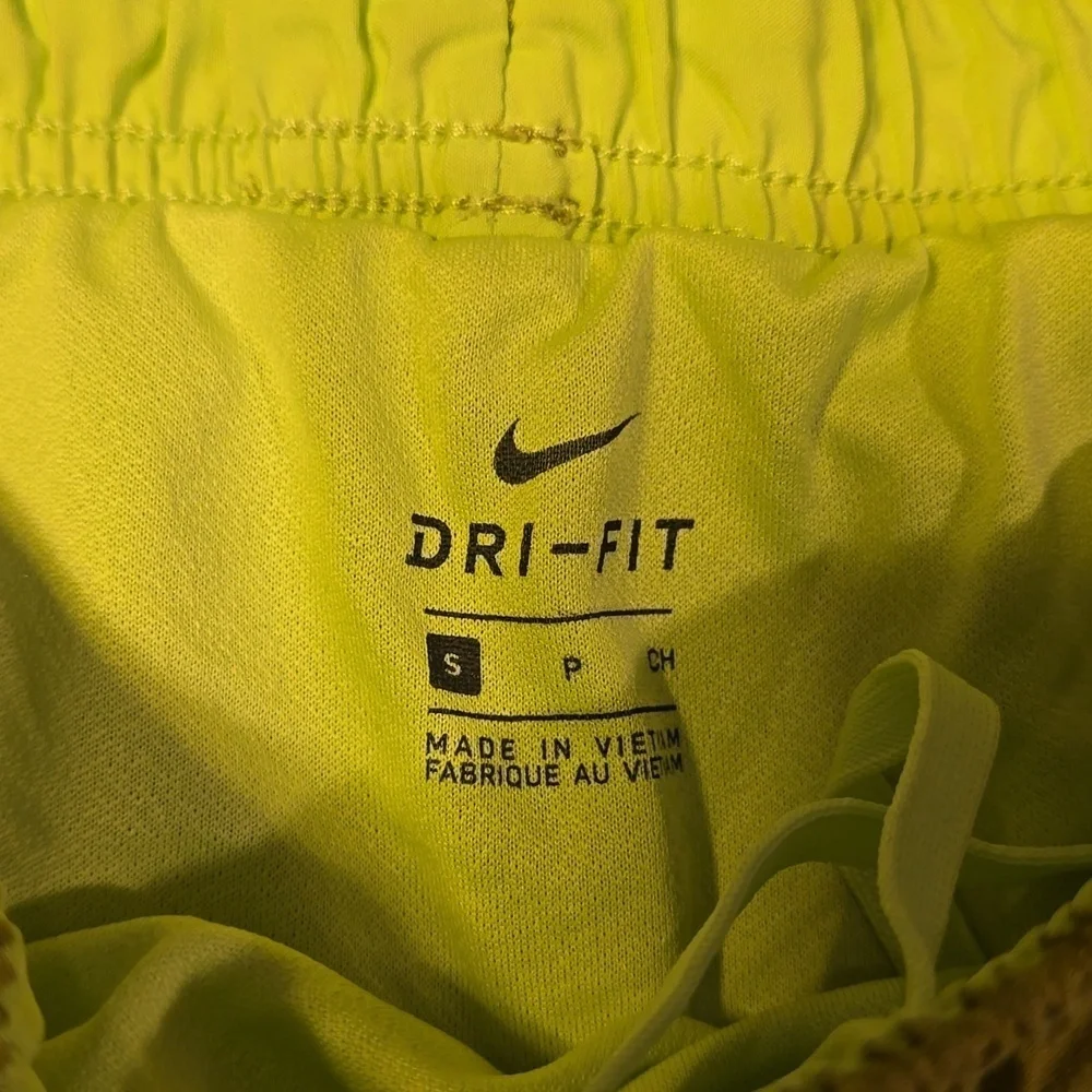 Nike Green Athletic Shorts Dri-FIT Comfort - Picture 2 of 3